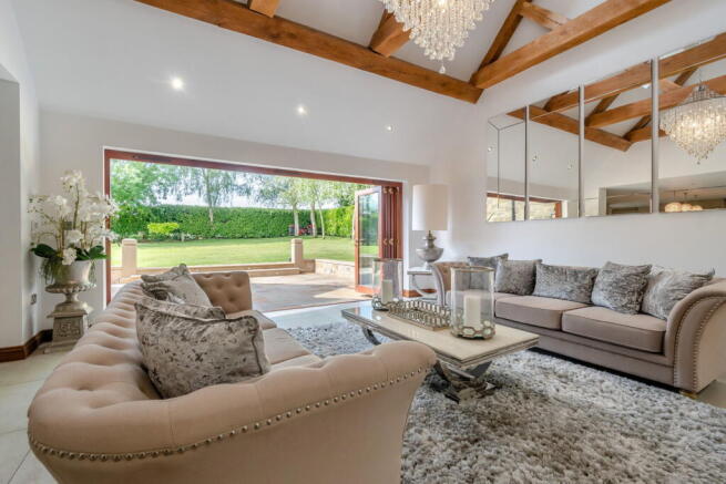 5 bed Detached for sale Image 8