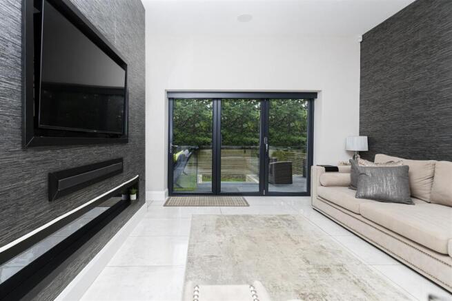 5 bed Detached for sale Image 6