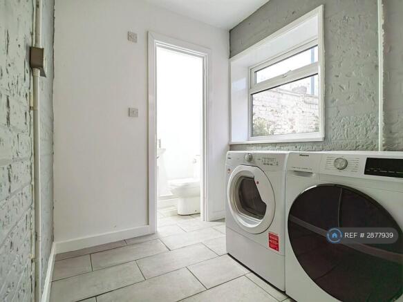 1 bed House Share to rent Image 6