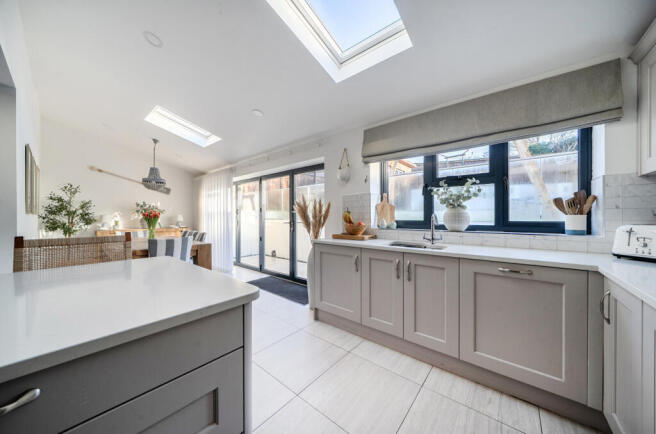 1406018-5-697a375...