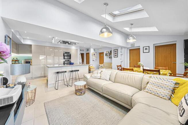 5 bed Semi-Detached for sale Image 7