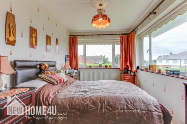 MASTER BEDROOM: