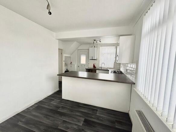 3 bed Semi-Detached to rent Image 5