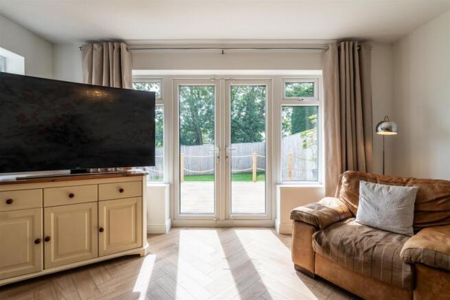 5 bed Detached for sale Image 4