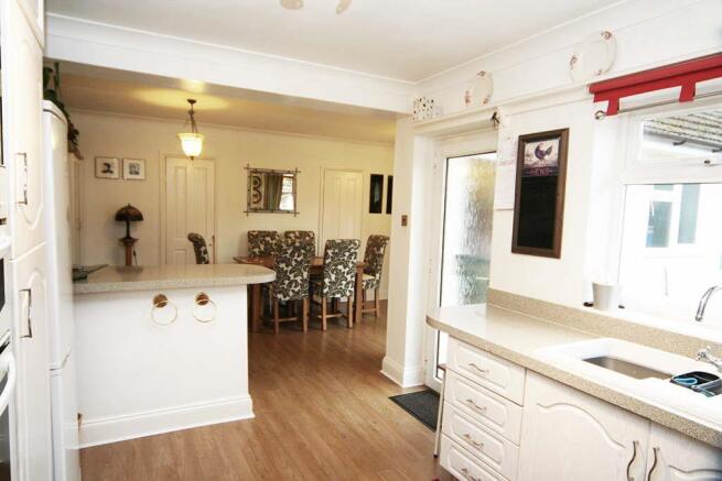 KITCHEN/DINING ROOM
