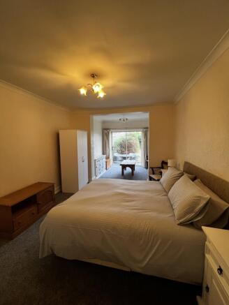 Bright, well-presented master bedroom with a co...