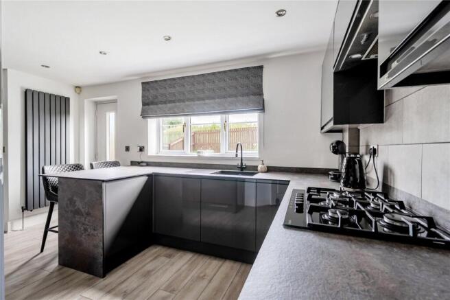 5 bed Detached for sale Image 4