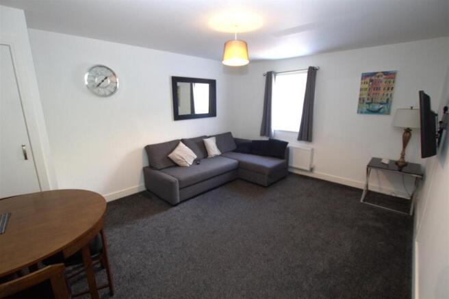 2 bed Apartment to rent Image 5