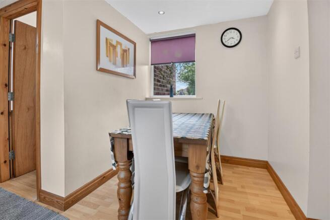 5 bed Semi-Detached for sale Image 5