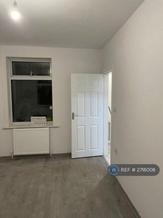 3 bed Semi-Detached to rent Image 8