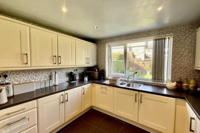 3 bed Semi-Detached to rent Image 8