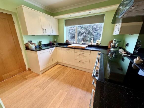 4 bed Detached for sale Image 11