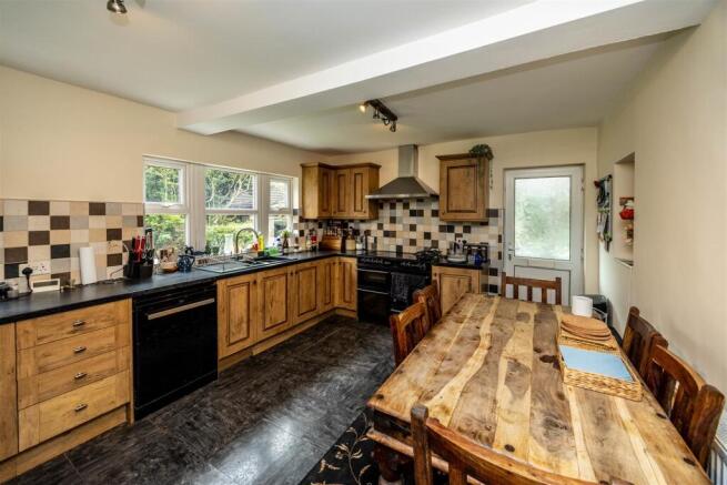 4 bed Detached for sale Image 5