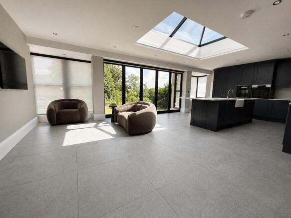 5 bed Semi-Detached to rent Image 7