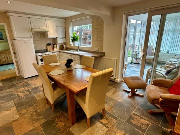 KITCHEN/DINING ROOM