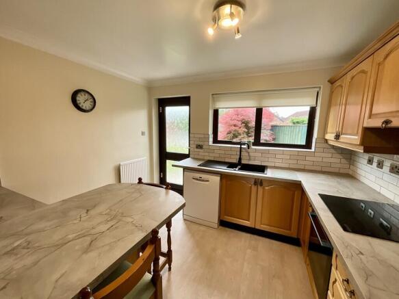 3 bed Detached Bungalow to rent Image 4