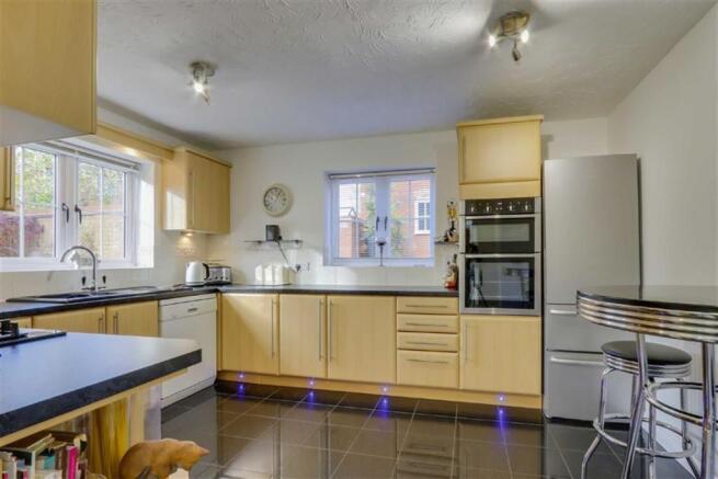 KITCHEN/BREAKFAST ROOM