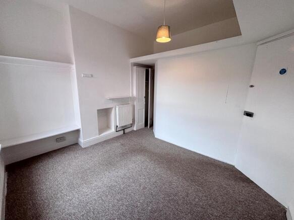 4 bed Semi-Detached to rent Image 6
