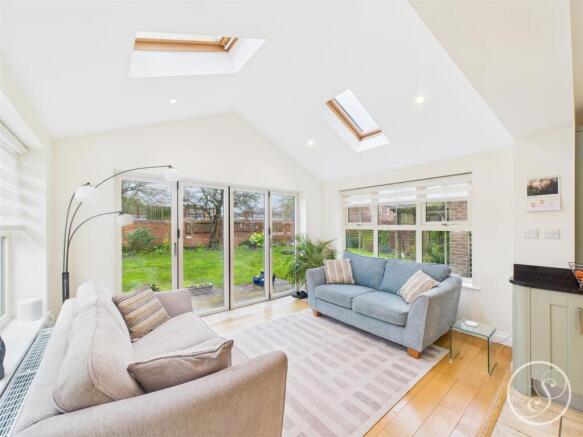 5 bed Detached for sale Image 7