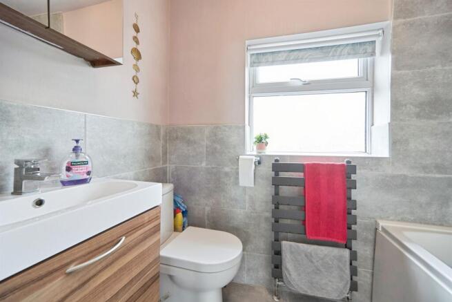 4 bed Semi-Detached for sale Image 12