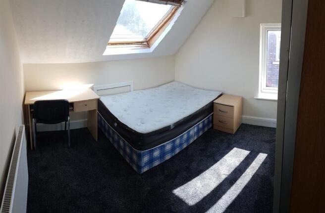 Bright attic double bedroom with a comfortable ...