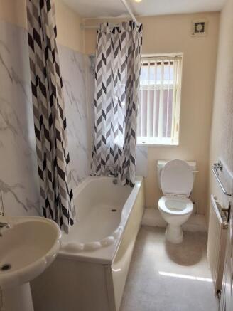 2 bed Terraced to rent Image 4