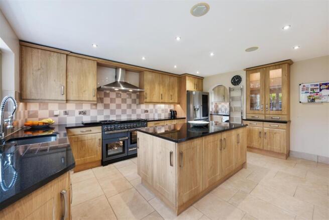 16 Kitchen.jpg