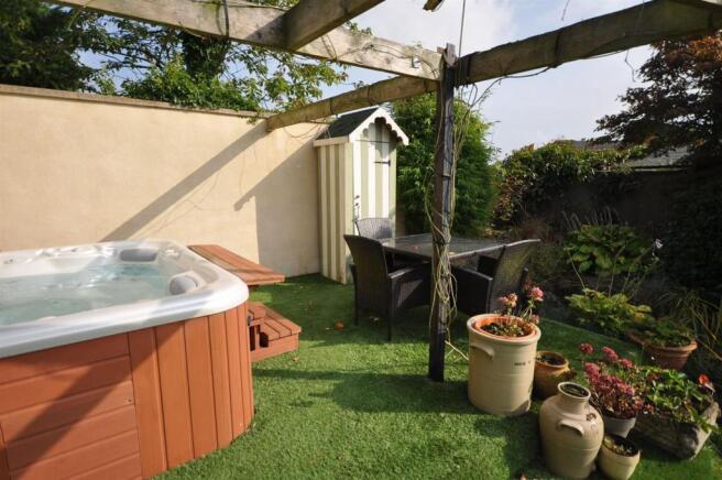 FURTHER VIEW OF HOT TUB AREA