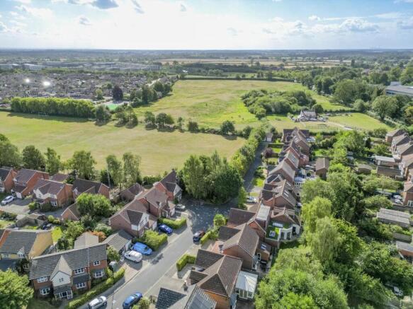 4 bed Detached to rent Image 10