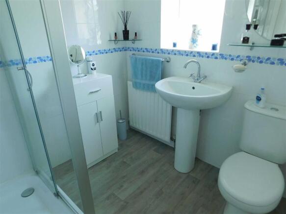 SHOWER ROOM - to the