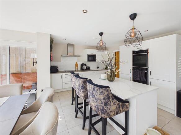 4 bed Detached for sale Image 8