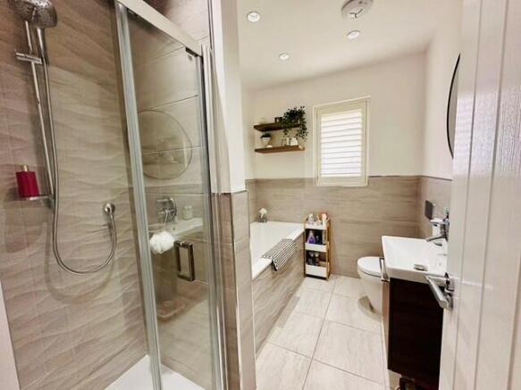 4 bed House to rent Image 6