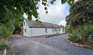 Afallon, Pant Afon Bach, Llanrug, Ceunant LL55 4RA
