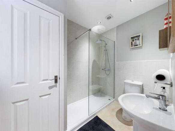 2 bed Flat for sale Image 6