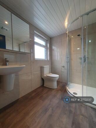 Large Shared Bathroom (For Room 5 And 6)