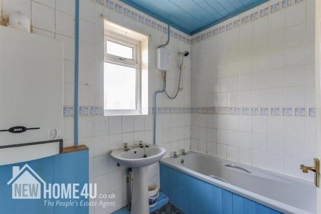 FAMILY BATHROOM: