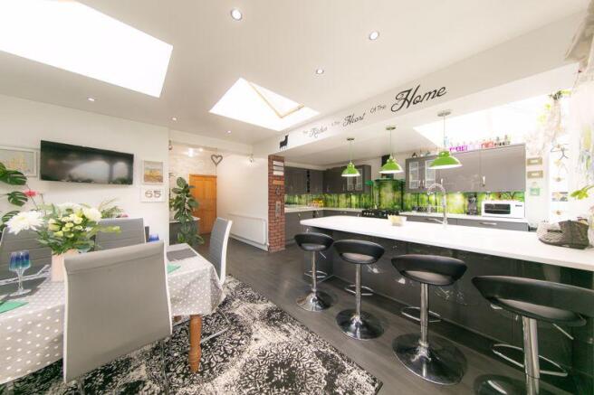 Kitchen & dining room