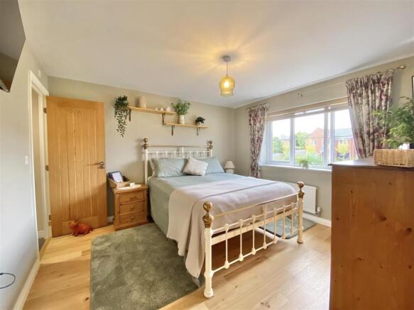 4 bed Detached for sale Image 10