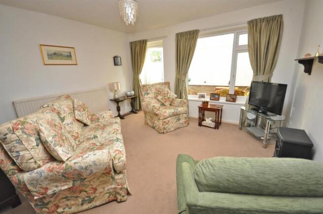 L-SHAPED LIVING ROOM