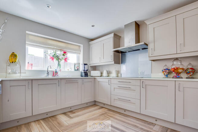 5 bed Detached for sale Image 6