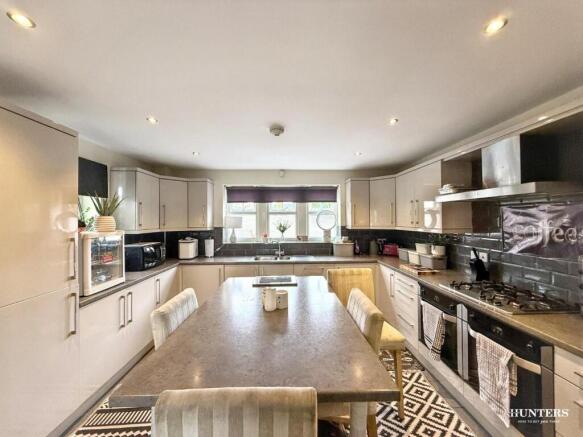 5 bed Detached for sale Image 9