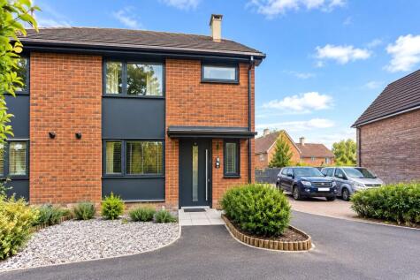 Gratton Chase, Dunsfold, Godalming, Surrey, GU8
