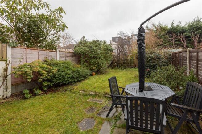 Malmesbury Road, E18