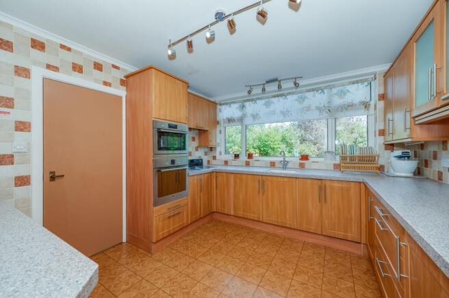 4 bed Detached for sale Image 4