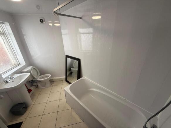2 bed Terraced to rent Image 4