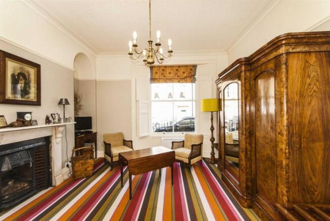 SITTING ROOM/BEDROOM