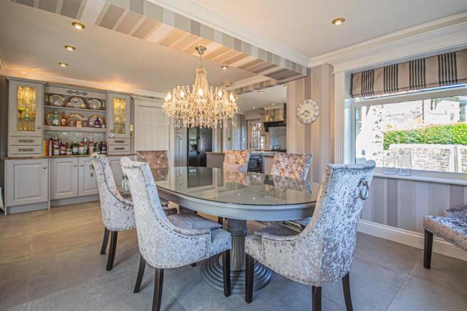 5 bed Detached for sale Image 5