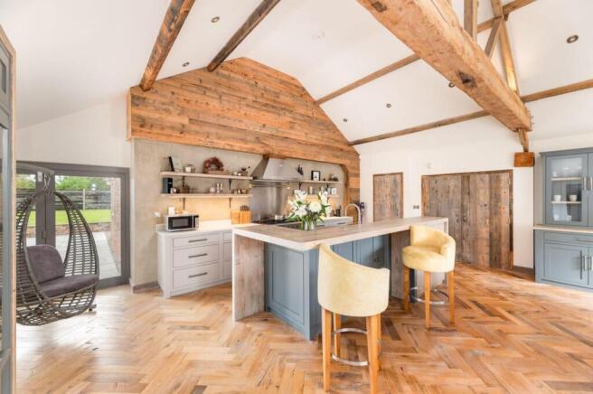 5 bed Detached for sale Image 4
