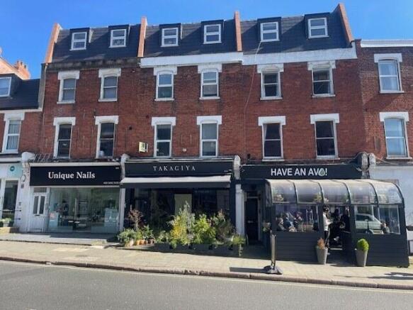 Well-Located 1-Bed Flat with Stylish Kitchen & Fa