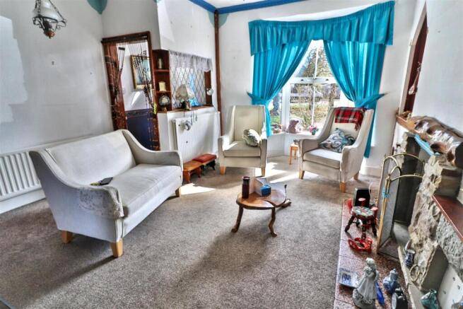 OPEN PLAN LOUNGE/DINING ROOM